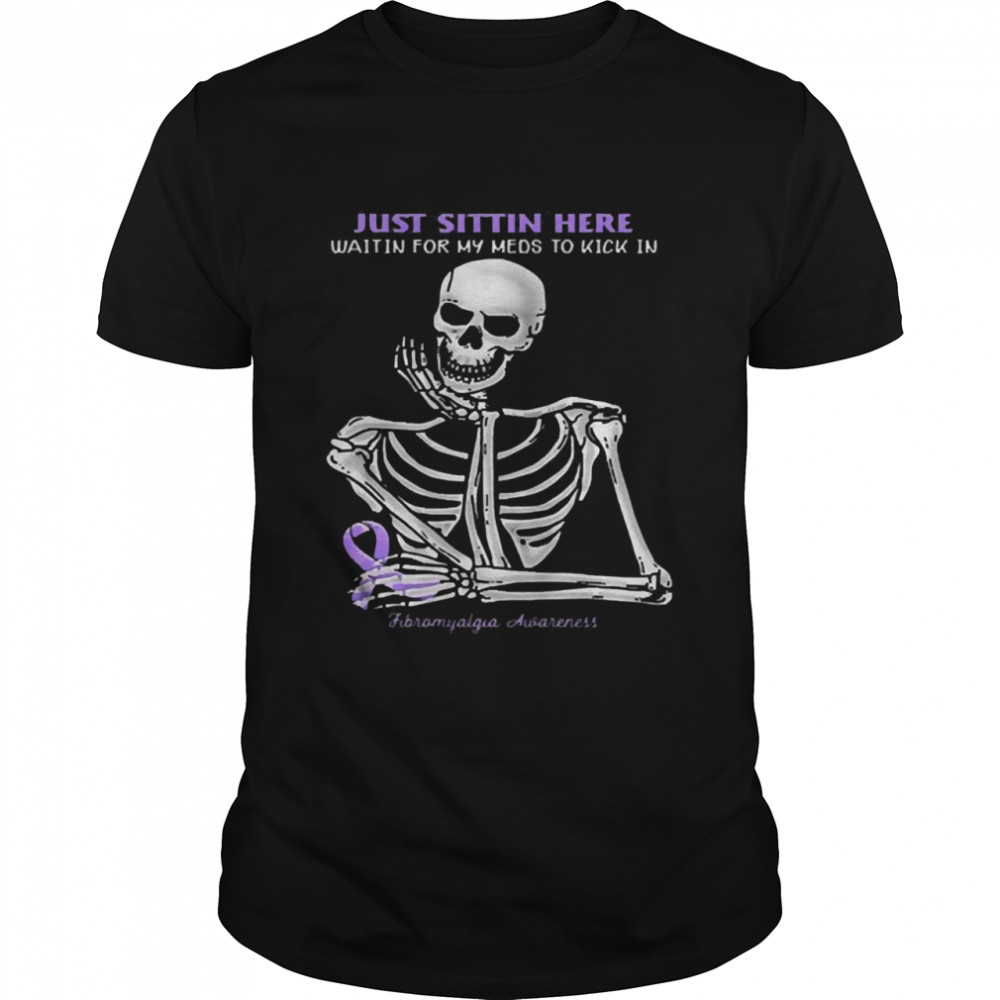 Skeleton just sittin here waitin for my meds to kick in fibromyalgia awareness shirt Classic Men's T-shirt