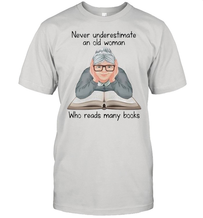 Never underestimate an old woman who reads many books shirt Classic Men's T-shirt