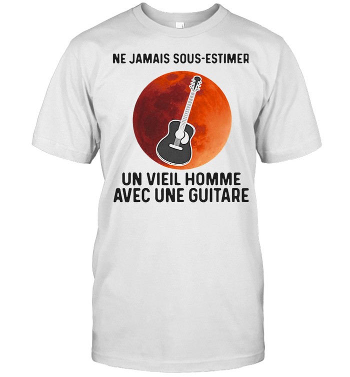 Ne Jamais Sous Estimer Un Viell Homme Avec Une Guitare Sunset  Classic Men's T-shirt