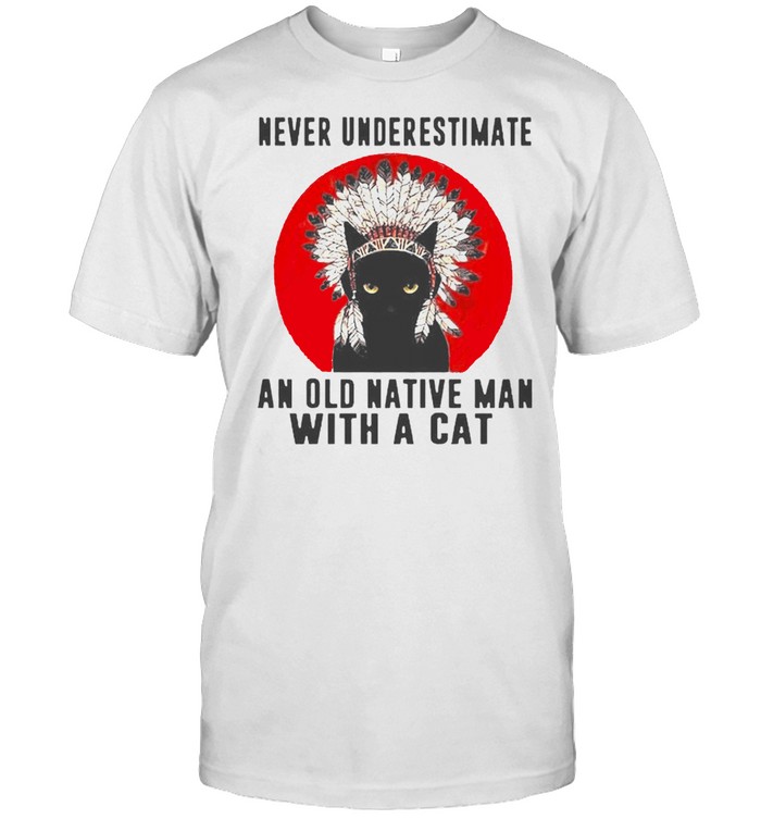 Native American never underestimate an old man with a cat shirt Classic Men's T-shirt