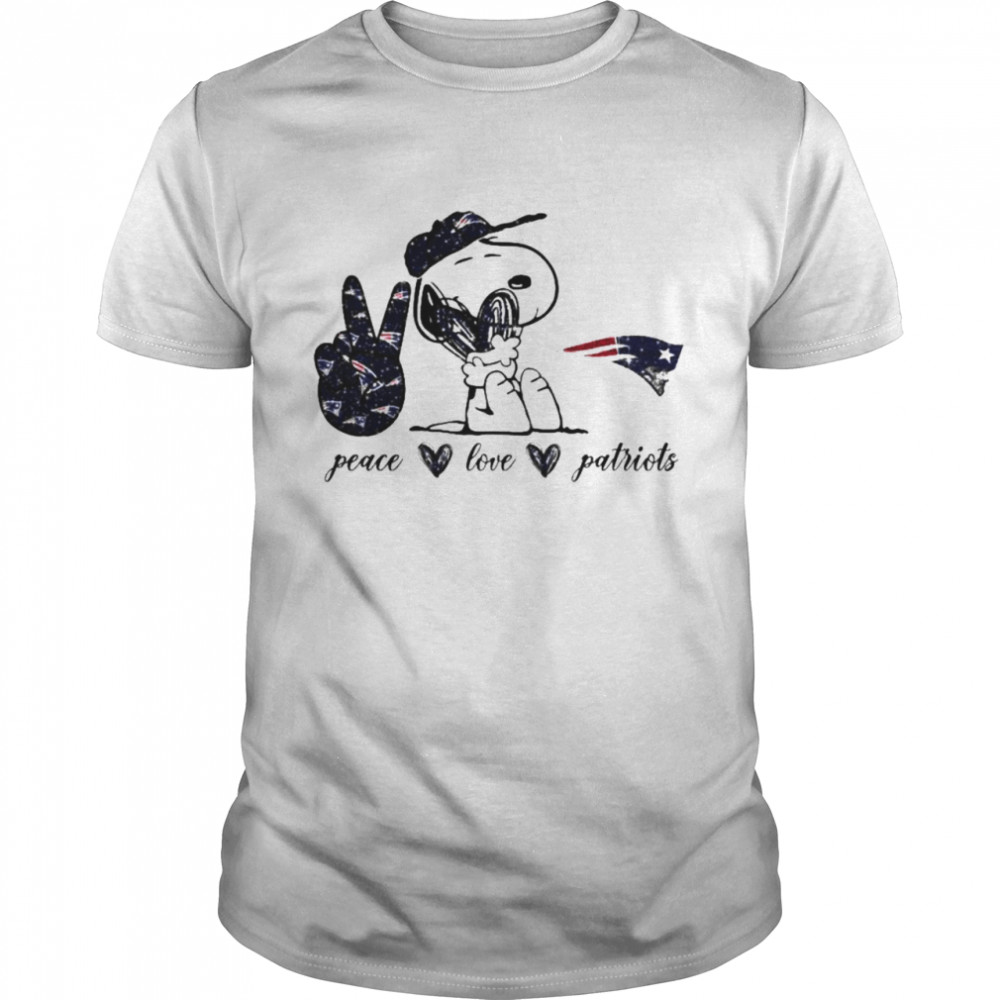 Snoopy peace love New England Patriots shirt Classic Men's T-shirt