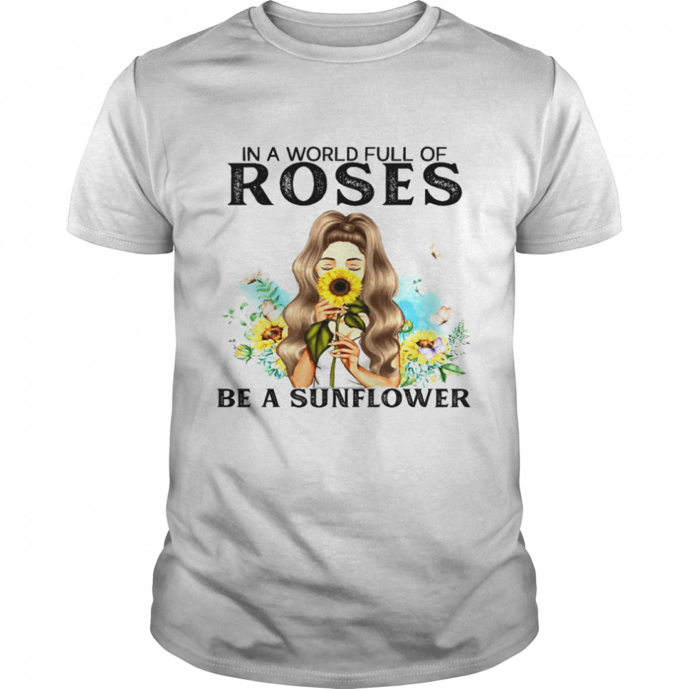 In a world full of roses be a sunflower shirt Classic Men's T-shirt