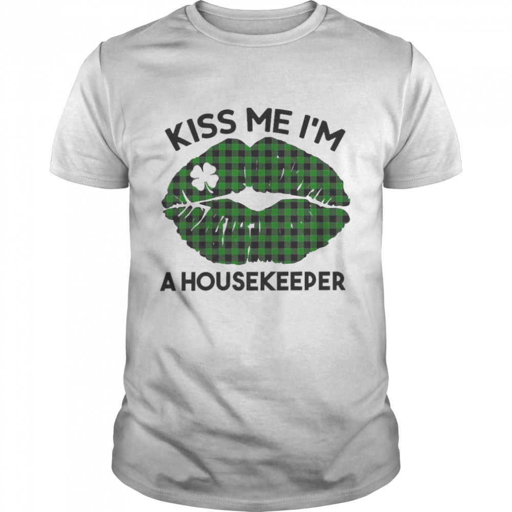 Lip Kiss Me Im A Housekeeper St. Patrick’s Day  Classic Men's T-shirt