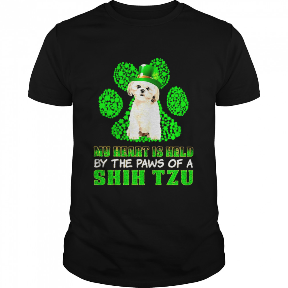 St Patrick’s Day My Heart Is Held By The Paws Of A Cream Shih Tzu  Classic Men's T-shirt