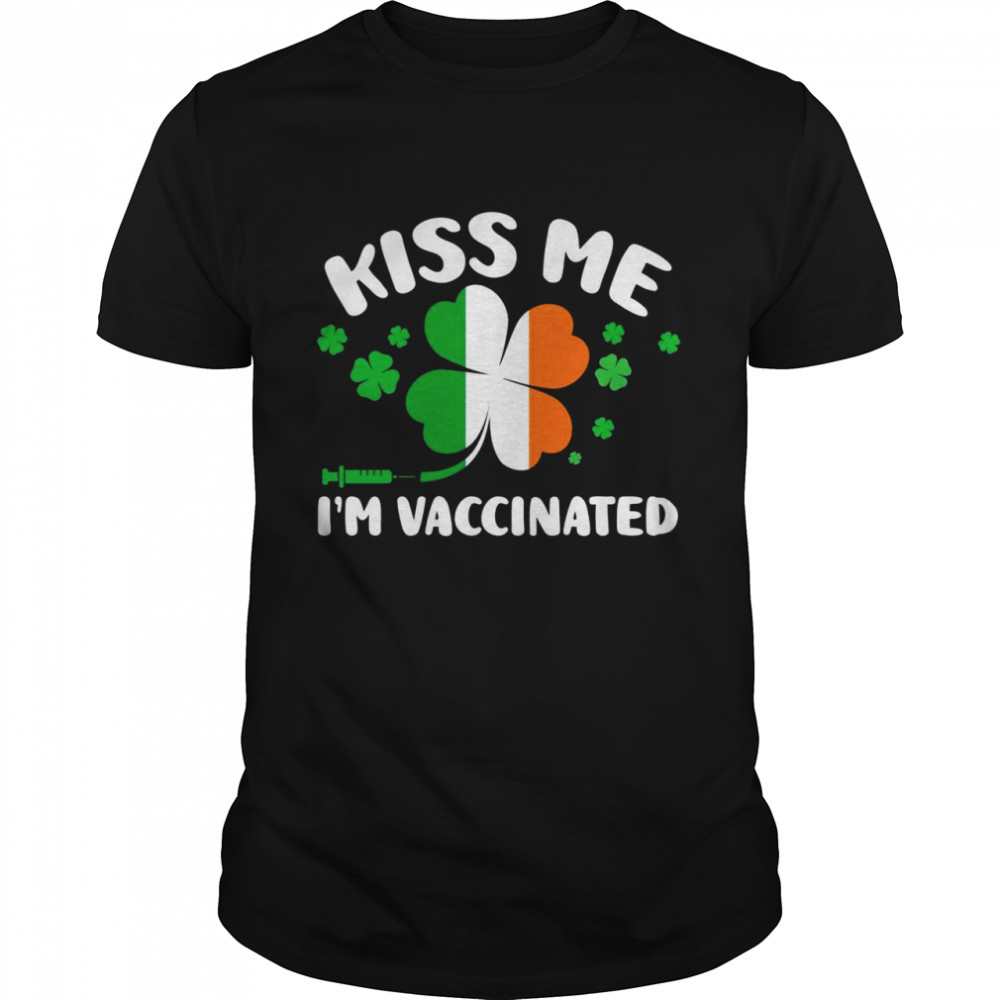 St Patricks Day Kiss Me Vaccinated 2021 Irish Vaccine  Classic Men's T-shirt
