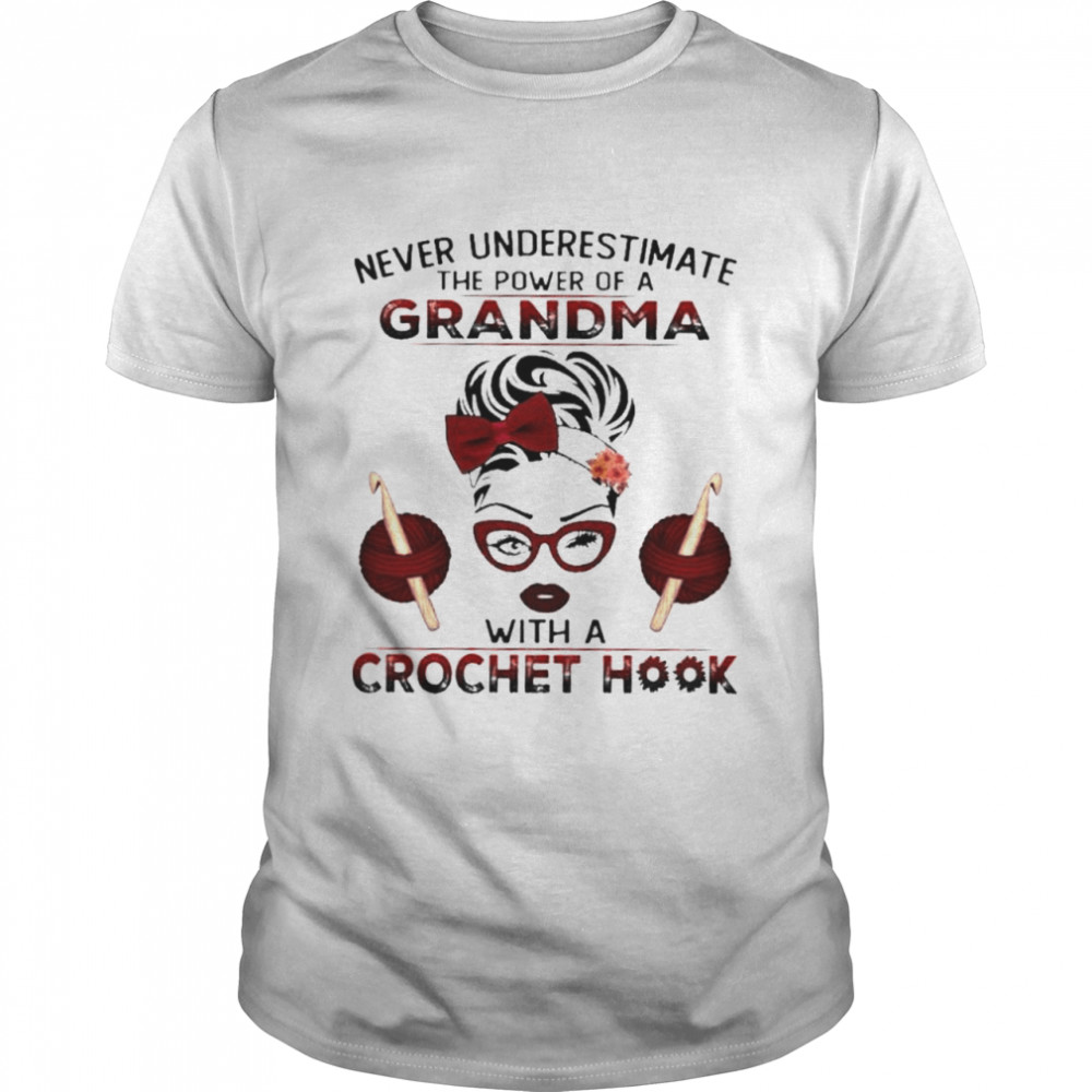 Never underestimate the power of a grandma with a crochet hook shirt Classic Men's T-shirt