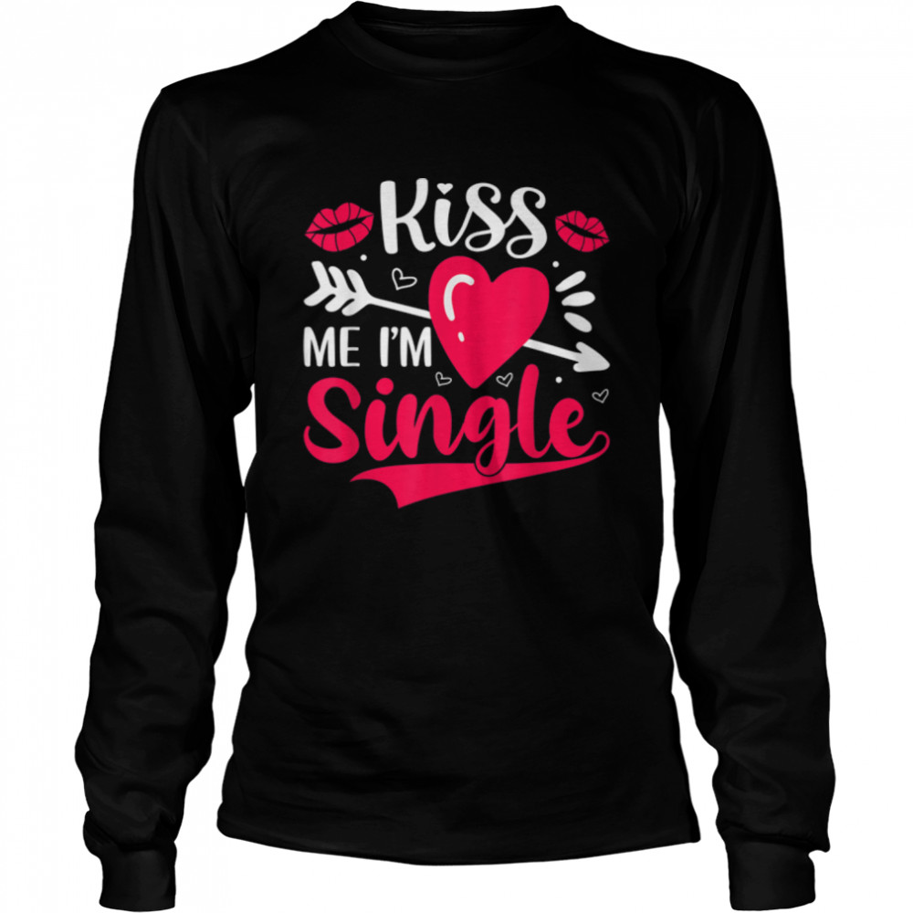 Kiss me I'm Single T- B09Q1H298S Long Sleeved T-shirt